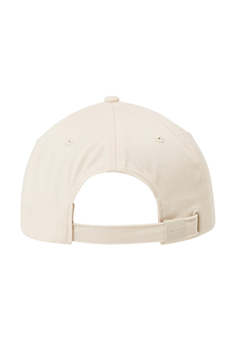 Casquette de baseball beige vue de l'arrière avec une sangle en tissu ajustable et une fermeture en plastique sur fond blanc.
