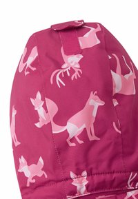 Vaaleanpunainen kangashattu, jossa on erilaisia vaaleanpunaisia fox-kuvioita, sileä rakenne ja yläpuolella lenkki ripustamista varten. Saumat näkyvät alaosassa.