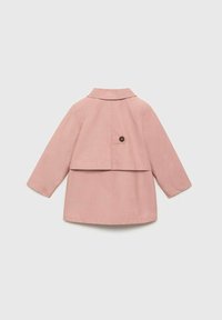 Vaaleanpunainen kevyt takki, jossa on Peter Pan -kaulus, pitkät hihat ja takana paikka tasku, jossa on ruskea nappiyksityiskohta.