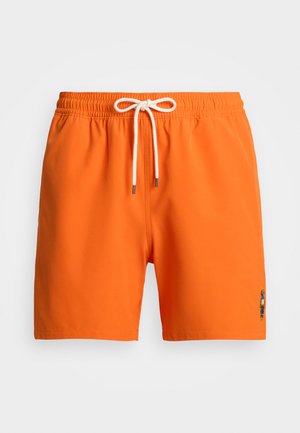 Oranžové plavkové šortky vyrobené z lehkého materiálu, s elastickým pasem a bílou šňůrkou na stažení a malým vyšitým designem.