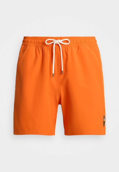 Oransje svømmedraktshorts laget av lett materiale, med elastisk midjebånd og hvit snor, samt en liten brodert design.