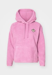 Roze sherpa fleece hoodie met een voorkantzak, verstelbare trekkoorden en een klein ruitvormig logo-patch op de borst.