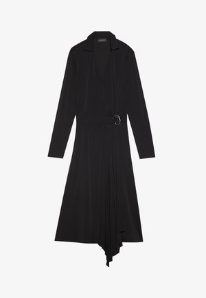 Fekete, puha anyagból készült wrap ruha, hosszú ujjal, V-nyakkivágással, övvel a deréknál, kerek csattal, és plissézett szoknyával.