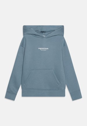 Sweatshirt de algodón azul con un bolsillo frontal, capucha ajustable y texto impreso en blanco. Presenta puños y dobladillo acanalados para mayor estructura.