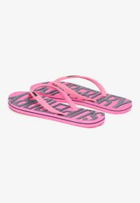 Roze flip-flops met grijze letters, voorzien van een gestructureerde voetbed en een klassiek teenslipt ontwerp. Gemaakt van rubber, wat comfort en flexibiliteit benadrukt.