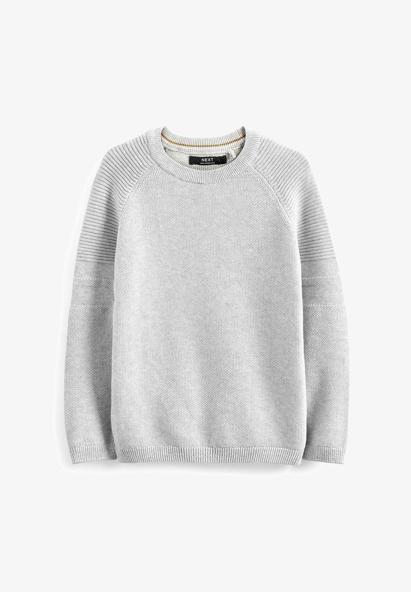Pull en maille gris clair avec un col rond, des manches raglan et des détails texturés en accent sur les épaules et les manches.