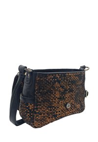 Sac à main tressé marron et noir de forme rectangulaire, avec des accents en cuir, une bandoulière ajustable et un détail de fermeture à bouton.