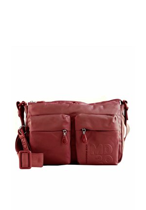 Sac bandoulière rouge avec deux poches zippées à l’avant et une bandoulière réglable, réalisé en tissu texturé avec un logo embossé discret sur la poche droite.