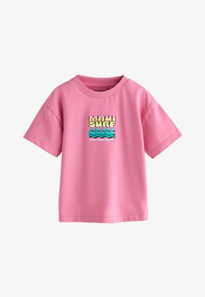 Pink t-shirt med korte ærmer med teksten ""Maui Surf"" og blå bølgemønstre på brystet, lavet af blødt bomuldsstof.