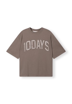 Bruine korte mouwen crewneck t-shirt met grote distressed tekst "10DAYS" gecentreerd aan de voorkant.
