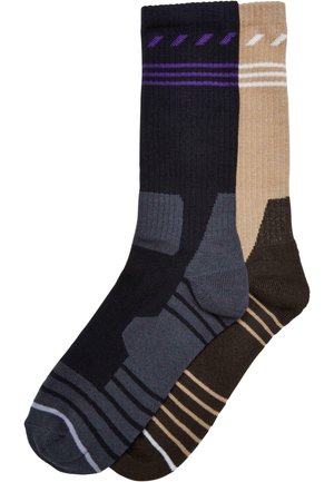 Svarta, grå och tan strumpor med ribbat mönster. Har diagonala linjer och ränder i lila, vitt och beige. Förstärkt häl och tå.