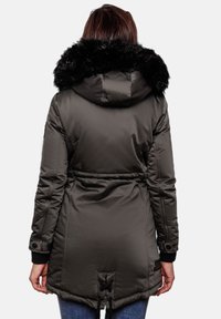 Donkergroene dames pufferjack met een zwart nepbont capuchon, trekkoord in de taille en ribgebreide manchetten, met een gladde, glanzende textuur.
