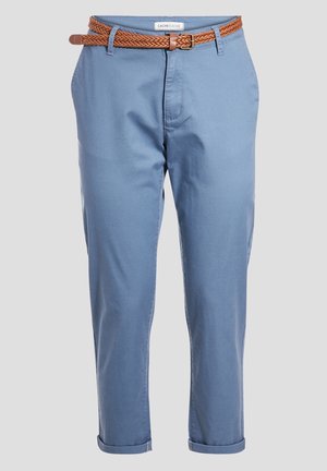 Pantalons slim fit bleu clair avec ourlets retroussés, dotés d'une ceinture en cuir tressé marron passant par les passants.
