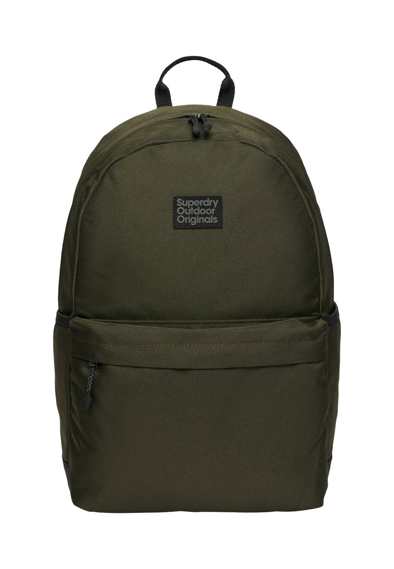 Sac à dos Superdry Outdoor Originals vert foncé avec poche avant zippée et boucle de poignée noire, présenté sur fond blanc.