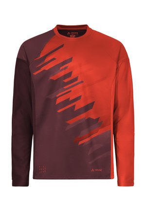 Langärmliges Sportshirt mit roten und dunkelweinroten Farbfeldern, die diagonale geometrische Muster zeigen, und Vaude-Logo unten rechts.
