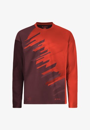 Langärmliges Sportshirt mit roten und dunkelweinroten Farbfeldern, die diagonale geometrische Muster zeigen, und Vaude-Logo unten rechts.