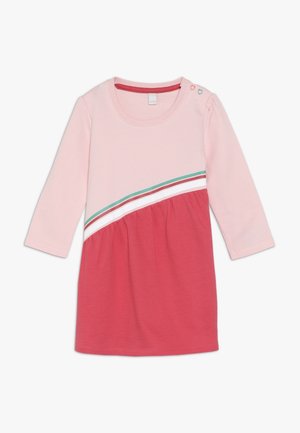 Langærmet kjole til småbørn med lyserød overdel, rød nederdel, diagonale grønne, hvide og røde striber samt trykknapper på skulderen på hvid baggrund.
