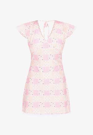 Lyhyt, vaaleanpunavalkoruudullinen mekko, jossa pieni rusetti ja kukkakuvioita, V-kaula-aukko, lyhyet hihat ja solmittava nauha takana kaula-aukon kohdalla.