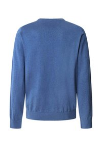 Niebieski sweter dziergany widziany z tyłu, z okrągłym dekoltem, ściągaczami przy rękawach i u dołu oraz gładką, teksturowaną powierzchnią.