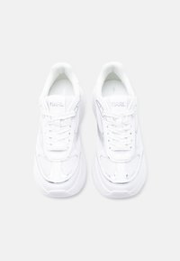 Ζευγάρι λευκά chunky αθλητικά παπούτσια με χοντρές σόλες, πάνελ από δίχτυ και δέρμα, κορδόνια μπροστά και λογότυπο "KARL" στη γλώσσα.