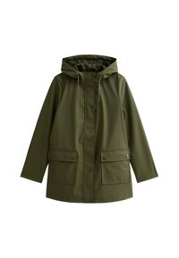 Chaqueta impermeable verde oliva con capucha, botones a presión y dos bolsillos frontales. Presenta una superficie lisa y texturizada, con un ajuste relajado.