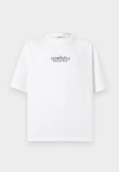 Λευκό κοντομάνικο μπλουζάκι με μικρό μαύρο σχέδιο γραμμής στο κέντρο του στήθους που απεικονίζει τραπέζι τραπεζαρίας με καρέκλες, πιάτα και μπουκάλια.