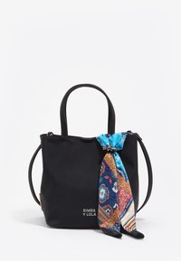 Bolso negro de Bimba Y Lola con dos asas, una correa desmontable y una bufanda colorida con estampado floral atada a una de las asas.