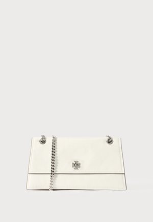 Hvid læderhåndtaske med rektangulær form, featuring en sølv kædetraspe og et logo-element foran. Glat tekstur, minimalistisk design.