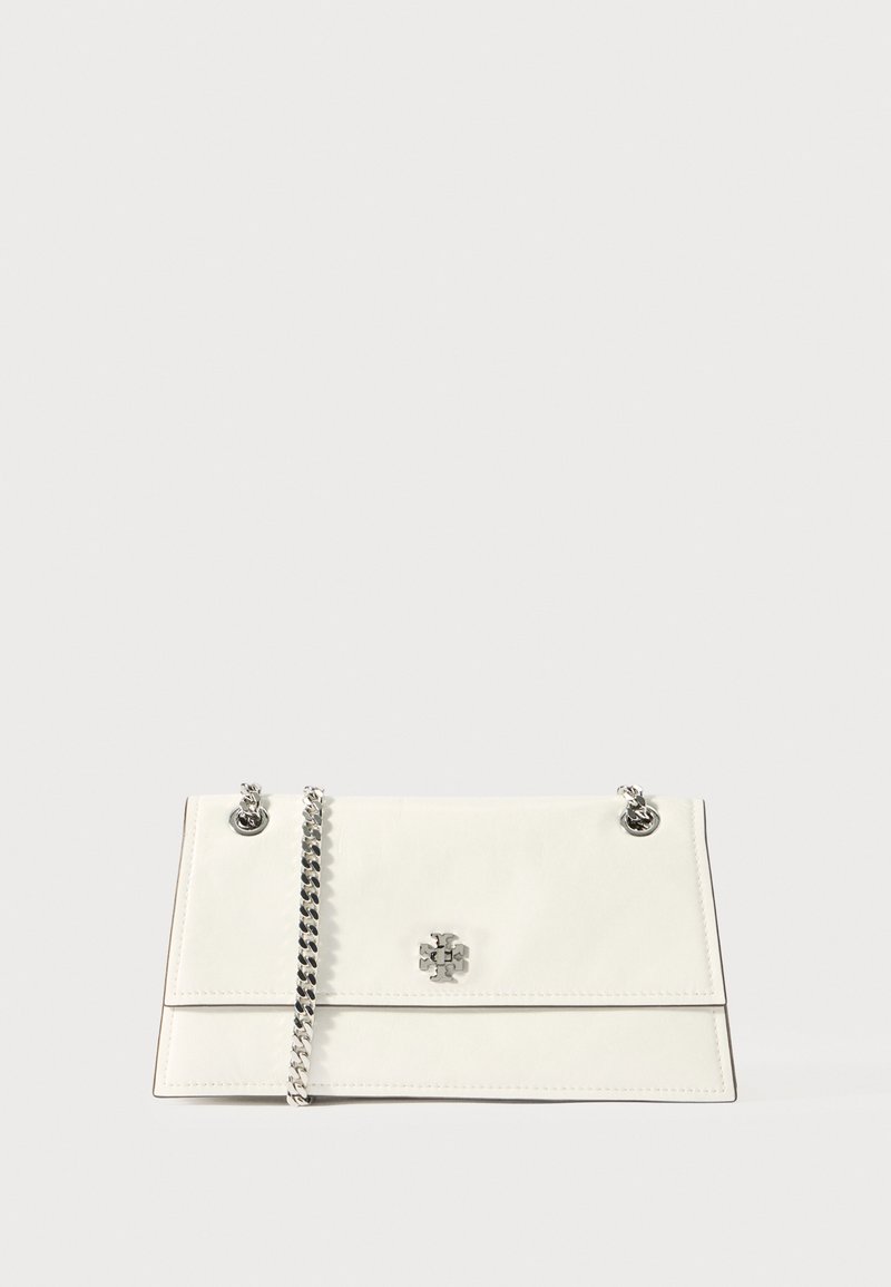 Biała skórzana torebka o prostokątnym kształcie, z charakterystycznym srebrnym łańcuchem jako paskiem oraz logo z przodu. Gładka tekstura, minimalistyczny design.
