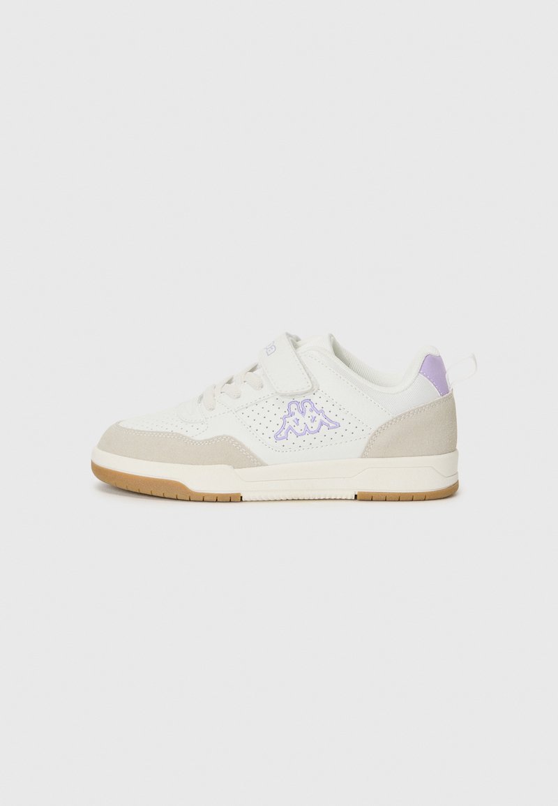 Baskets blanches avec des accents gris clair et lavande, dotées d'un dessus texturé, de panneaux perforés et d'une sangle Velcro accompagnée de lacets.