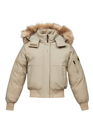 Beige isolert jakke med avtakbar faux fur hette, elastiske cuffs og to frontlommer. Har glidelås foran og lommer på siden av ermene.