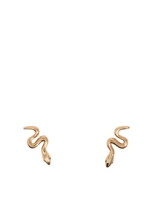 Para małych kolczyków w kolorze złota w kształcie zakrzywionych węży o gładkich, błyszczących powierzchniach, przedstawionych na białym tle.