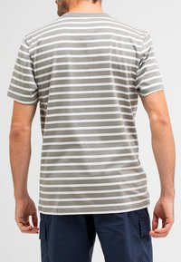 Gestreiftes kurzärmliges T-Shirt mit abwechselnden grauen und weißen Streifen, rundem Halsausschnitt und weichem Baumwollstoff. Die Rückansicht zeigt die Ärmellänge und Passform.