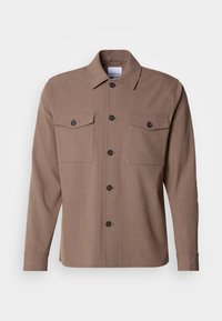 Cămașă maro cu butoane, realizată dintr-un material texturat, cu mâneci lungi, două buzunare pe piept și butoane negre. Design clasic al gulerului.