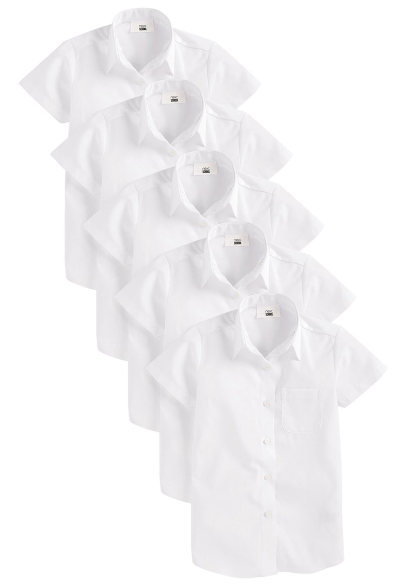 Chemises blanches à manches courtes en coton, avec un devant boutonné, un col et une poche sur le côté gauche. Cinq chemises empilées.
