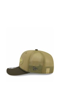 Beige Baseballcap mit Netzrücken, gebogenem grünen Schirm und einem 3D-gestickten Logo auf der Vorderseite. Verfügt über ein kleines Markenlabel an der Seite.