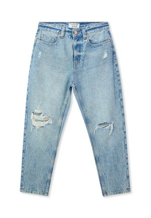 Jeans in denim azzurro chiaro con vestibilità dritta, caratterizzati da sbiaditure e molteplici strappi sul davanti. Design classico a cinque tasche e chiusura con bottone.