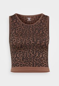 Hnedý tank top s leopardím vzorom, vyrobený z rebrovanej látky, s okrúhlym výstrihom a priliehavým strihom, s pevným hnedým lemom.