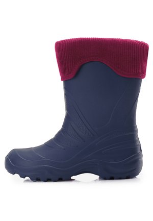Granatowy gumowy zimowy but z teksturowaną podeszwą i marszczonym mankietem z bordowego materiału złożonym na górze.