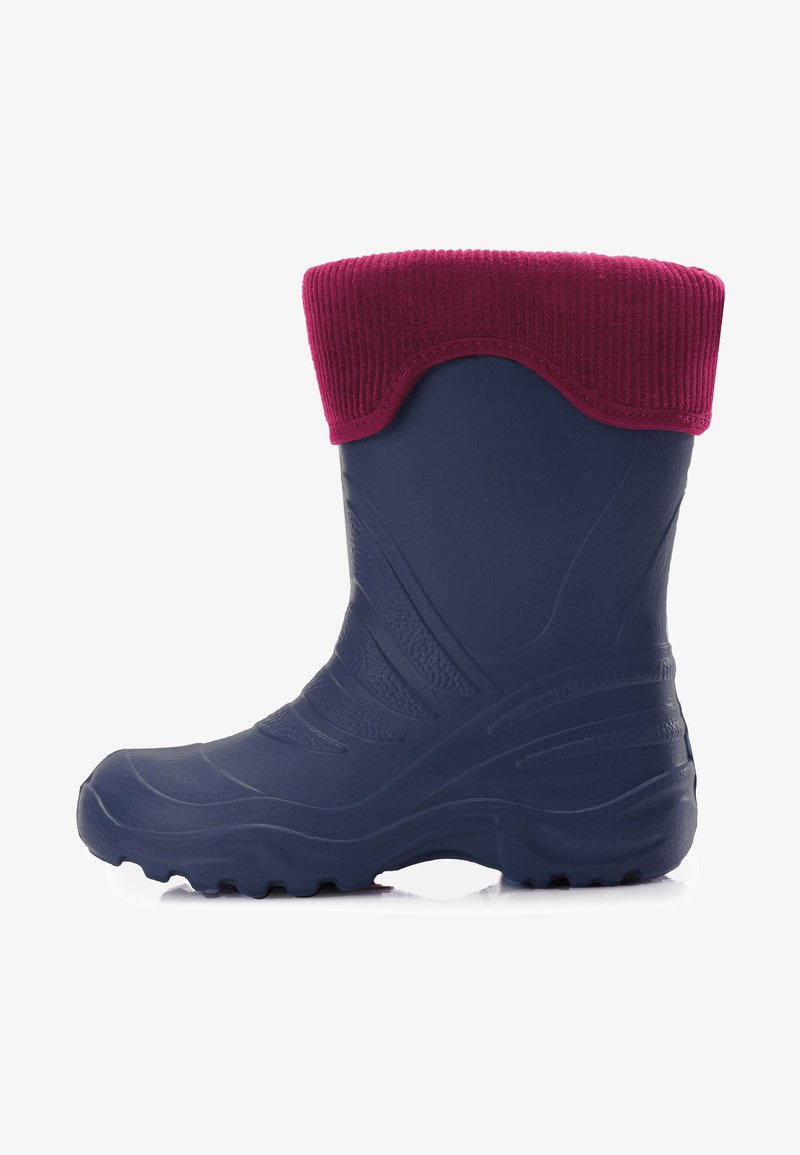 Botte d'hiver en caoutchouc bleu marine avec semelle texturée et poignets en tissu côtelé bordeaux repliés sur le dessus.