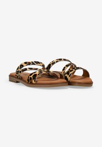 Sandalias planas con estampado de leopardo, múltiples tiras cruzadas, plantilla acolchada de color marrón y un bajo tacón de madera. Textura suave y diseño abierto.