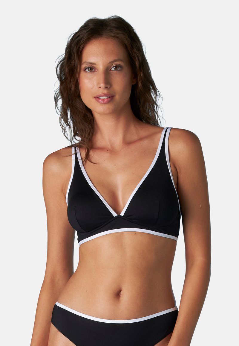 Top bikini nero con dettagli bianchi, caratterizzato da un scollo a V, spalline larghe e tessuto liscio. Design minimalista, texture morbida.