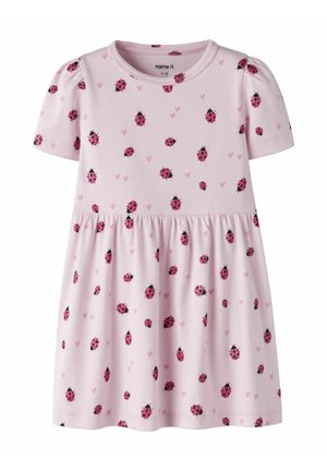 Robe rose clair à manches courtes pour tout-petit avec taille froncée et imprimé all-over de coccinelles rouges et noires et petits cœurs.
