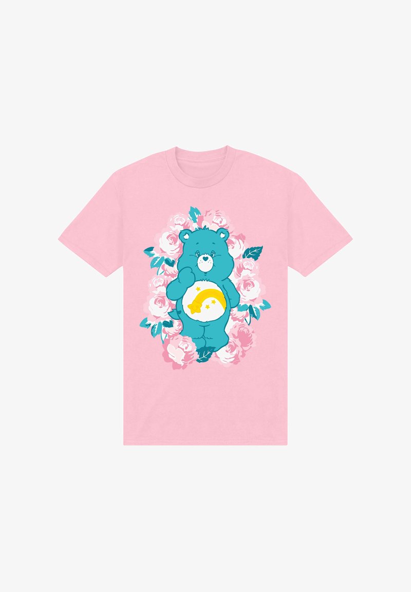 Roze katoenen t-shirt met een blauw berenontwerp, dat een gele ster en een maan op zijn buik heeft, omringd door roze rozen en groene bladeren.