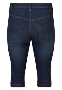 Pantalones capri de mezclilla azul oscuro con una textura suave, cintura a media altura, dos bolsillos traseros, costuras naranjas y un diseño de pierna recta.