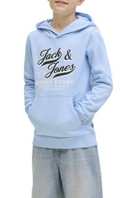 Sweat à capuche bleu clair avec une poche frontale, arborant le logo "Jack & Jones" en noir et blanc. Tissu doux avec des poignets et un ourlet côtelés.