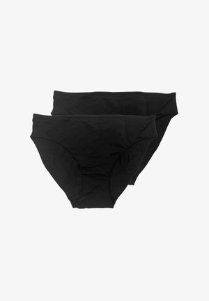 Due slip di cotone nero semplici impilati su uno sfondo bianco.