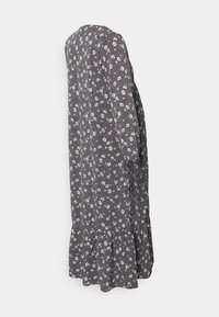 Vestido floral em tecido escuro com pequenas flores azuis e brancas. Com mangas compridas, bainha franzida e um corte descontraído. Superfície ligeiramente texturizada.