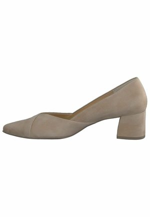 Beige suède high heel pump met een spitse neus en een blokhak. Het ontwerp heeft een lichte diagonale naad over de bovenkant.