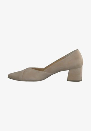 Beige suède high heel pump met een spitse neus en een blokhak. Het ontwerp heeft een lichte diagonale naad over de bovenkant.